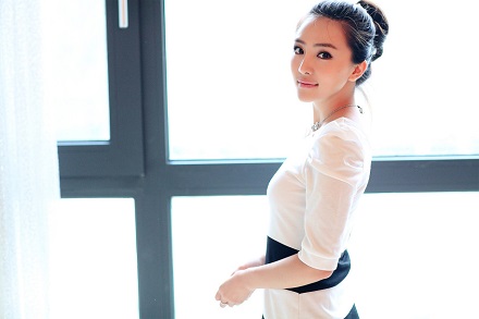我被寂寞熟女上司压倒在床上做爱