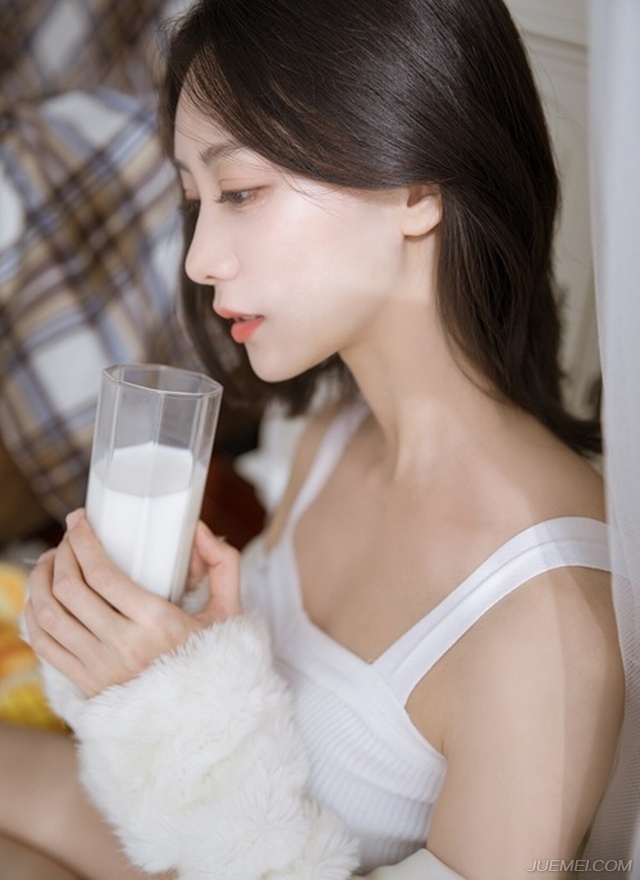 长腿美女吊带香肩清新可人写真