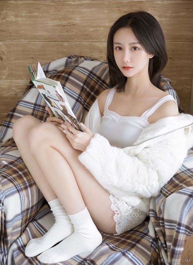 长腿美女吊带香肩清新可人写真