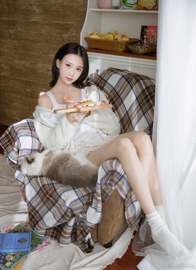 长腿美女吊带香肩清新可人写真