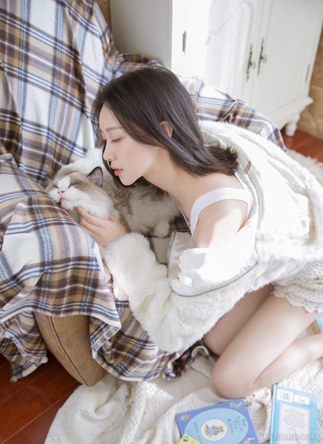 长腿美女吊带香肩清新可人写真