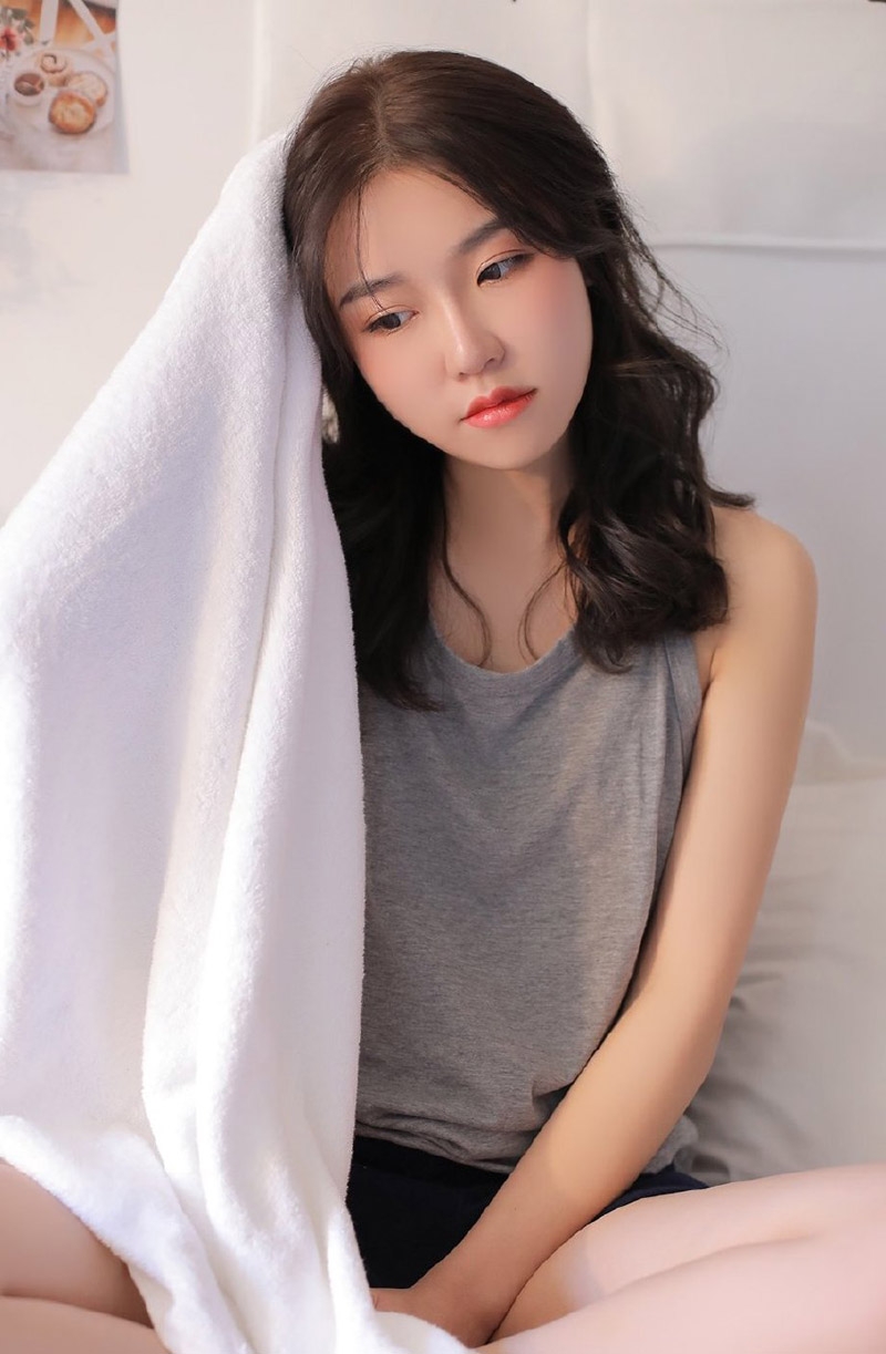 床上美眉背心短裤慵懒随性图片