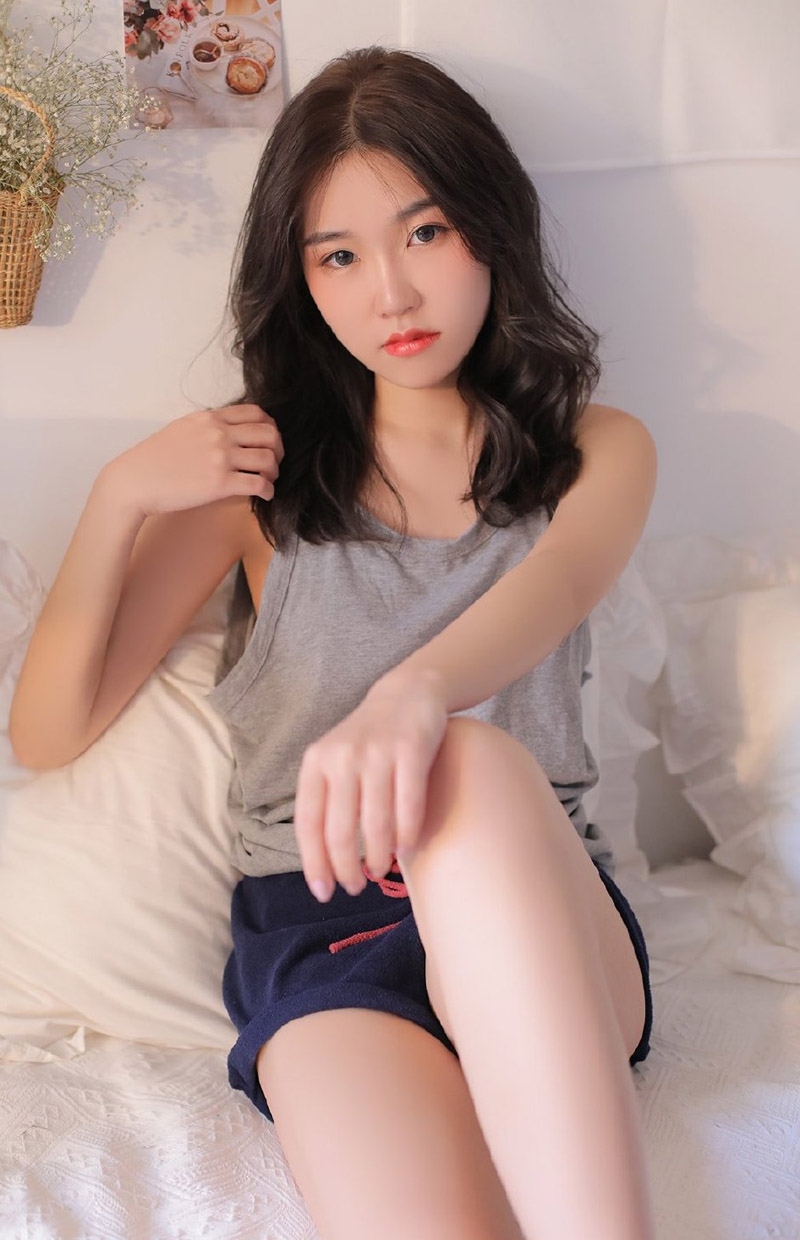 床上美眉背心短裤慵懒随性图片