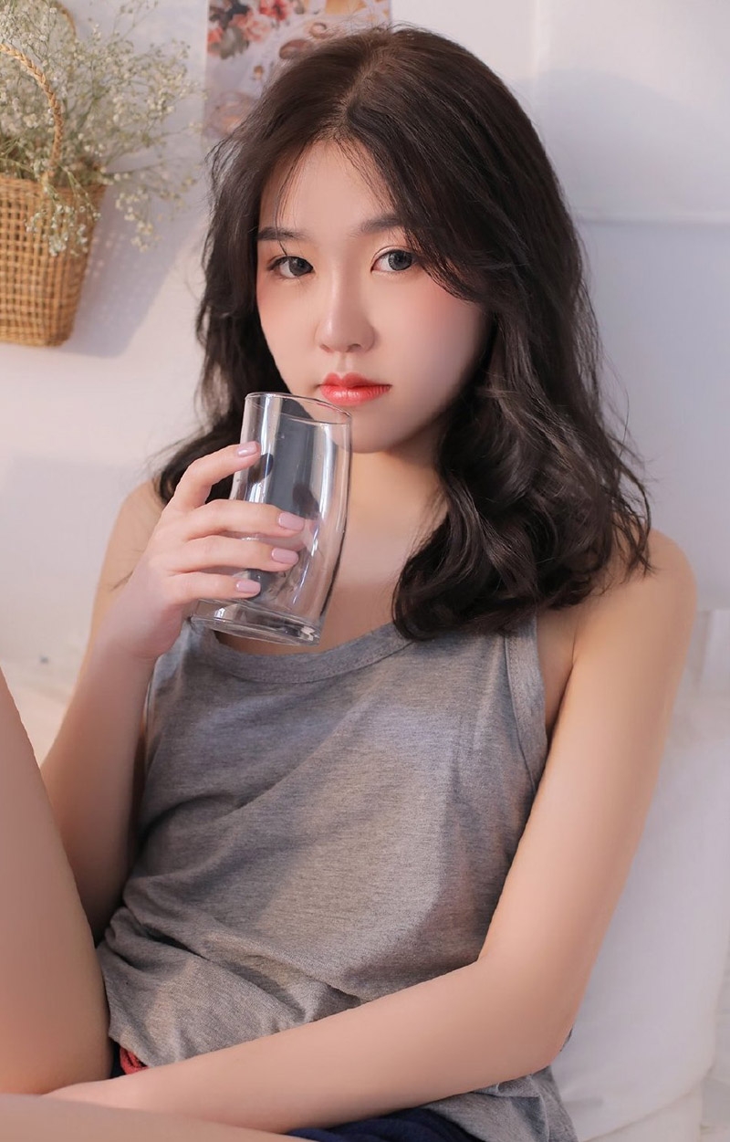 床上美眉背心短裤慵懒随性图片