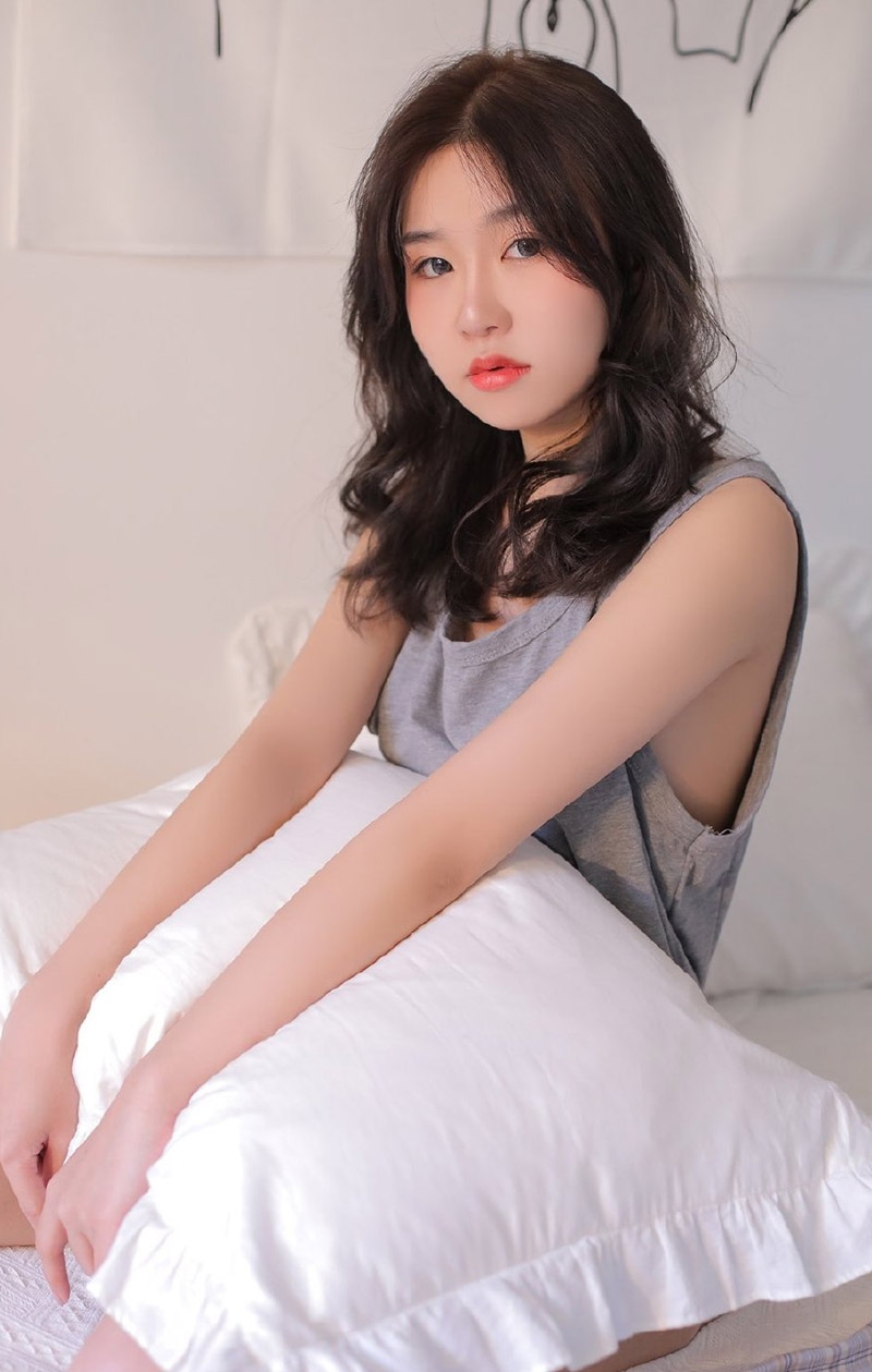 床上美眉背心短裤慵懒随性图片