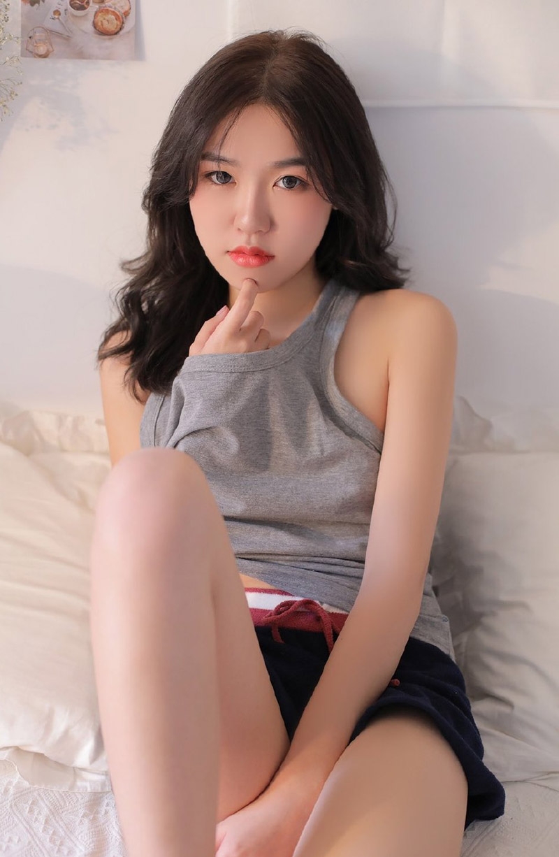 床上美眉背心短裤慵懒随性图片