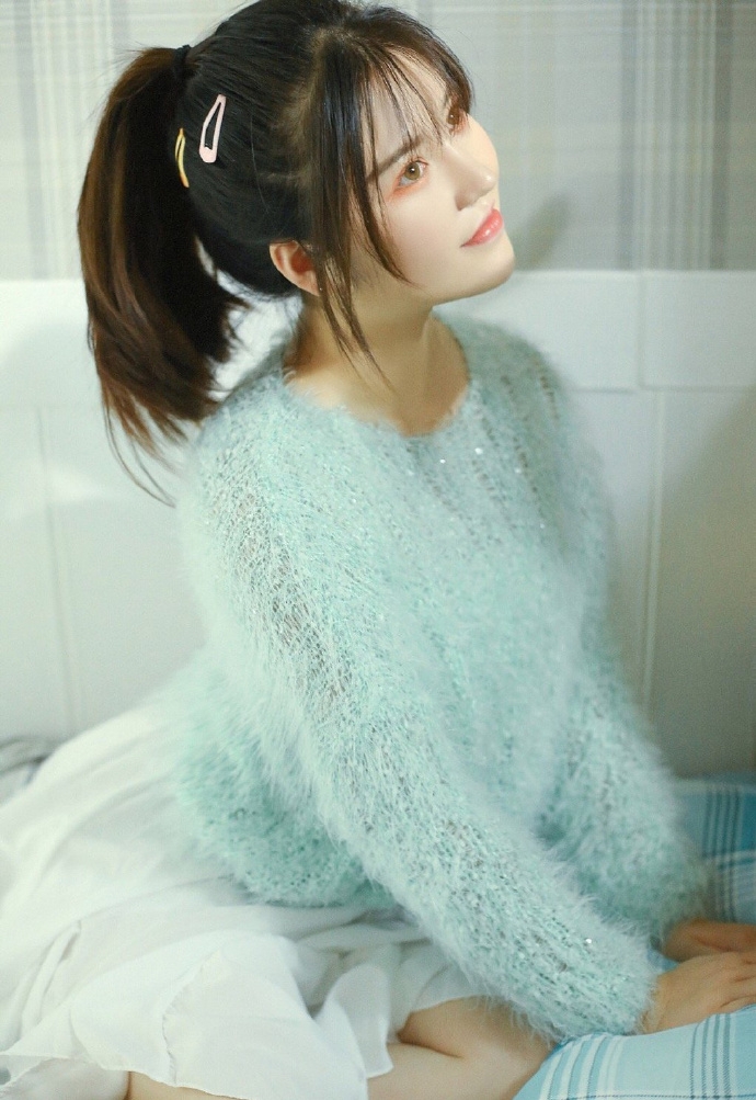 超短裙美眉白皙大长腿私房写真