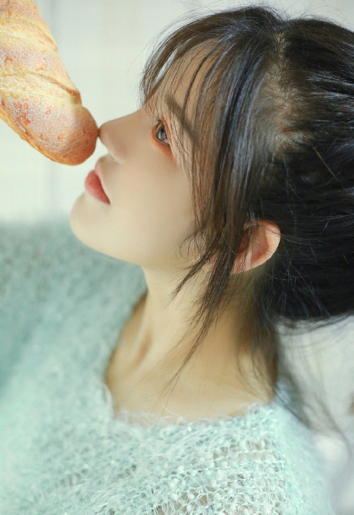 超短裙美眉白皙大长腿私房写真