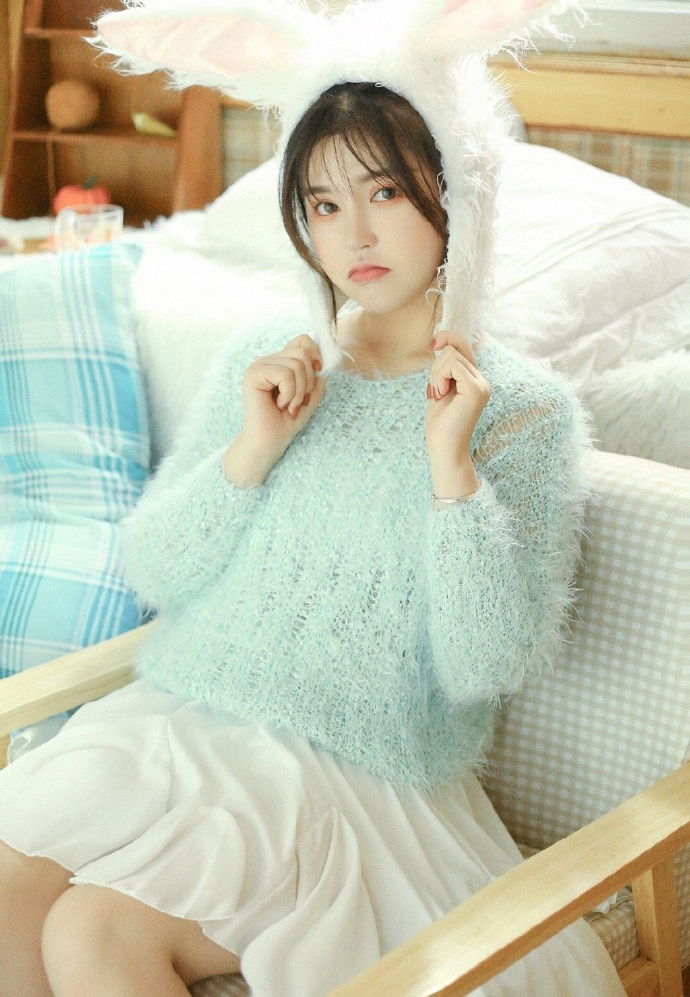 超短裙美眉白皙大长腿私房写真
