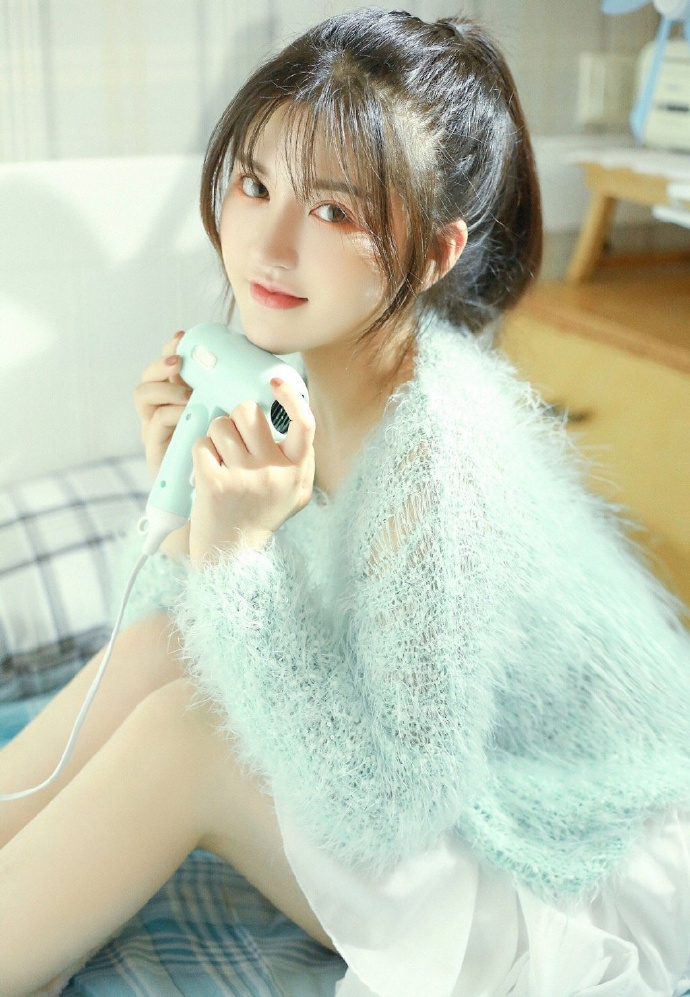 超短裙美眉白皙大长腿私房写真