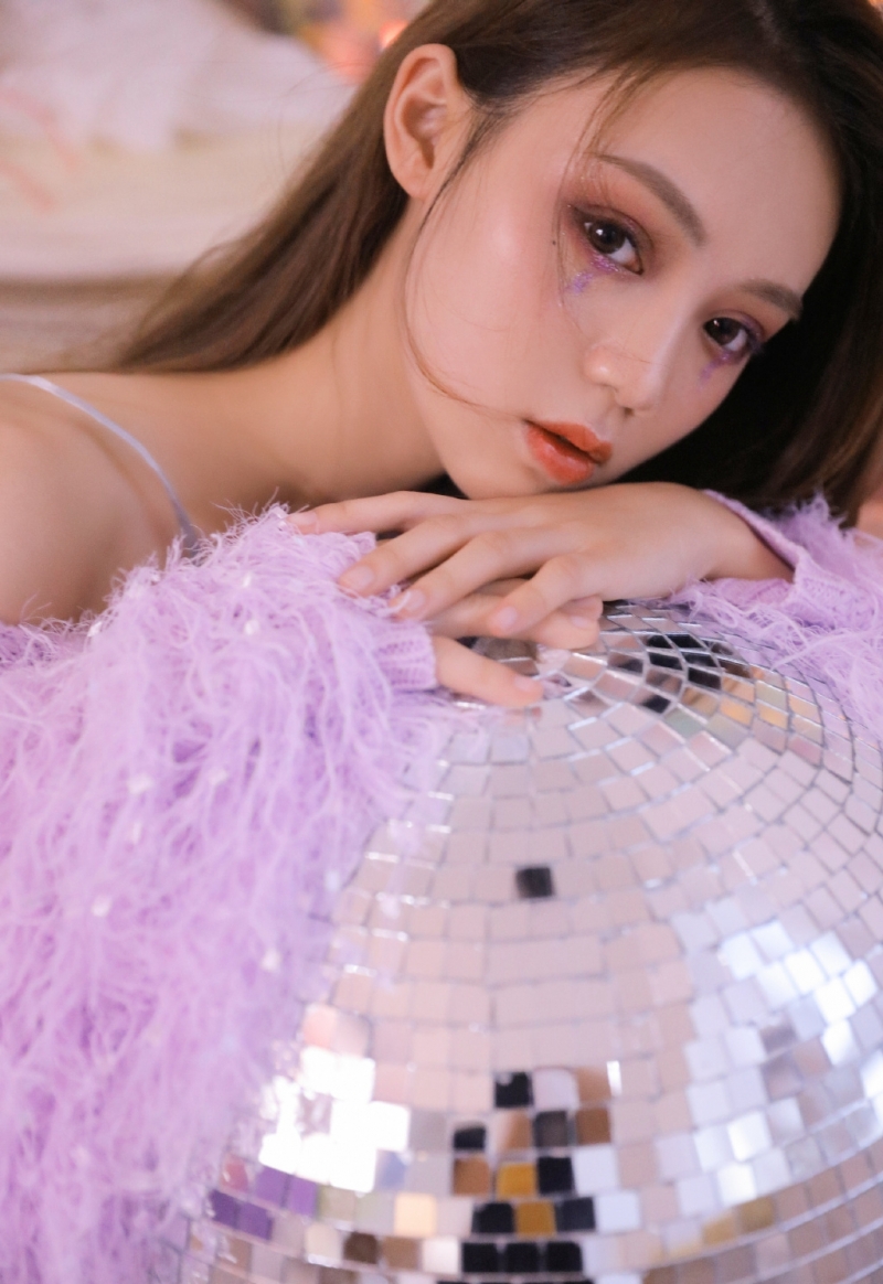 美女御姐小露香肩室内个人写真