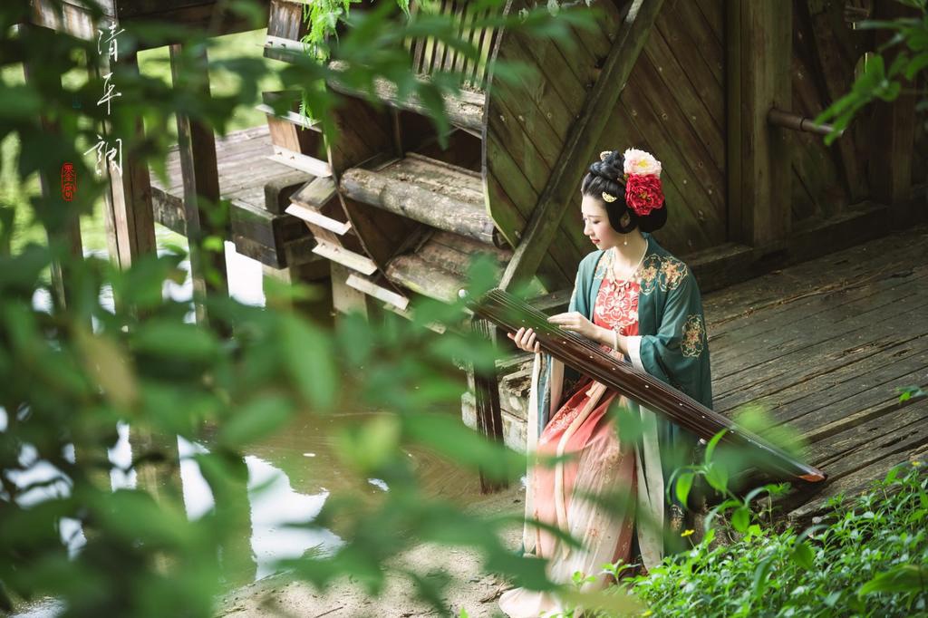 古代美女面若桃花肤若凝脂图片