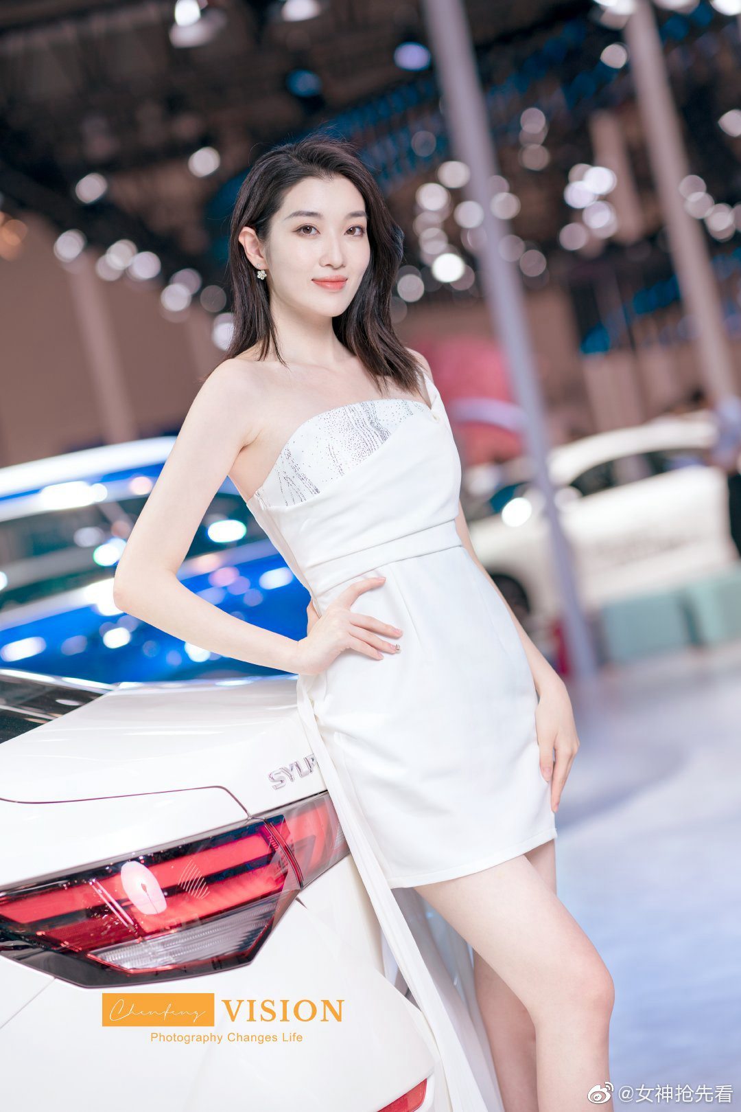 超短裤美女车模性感大长腿套图