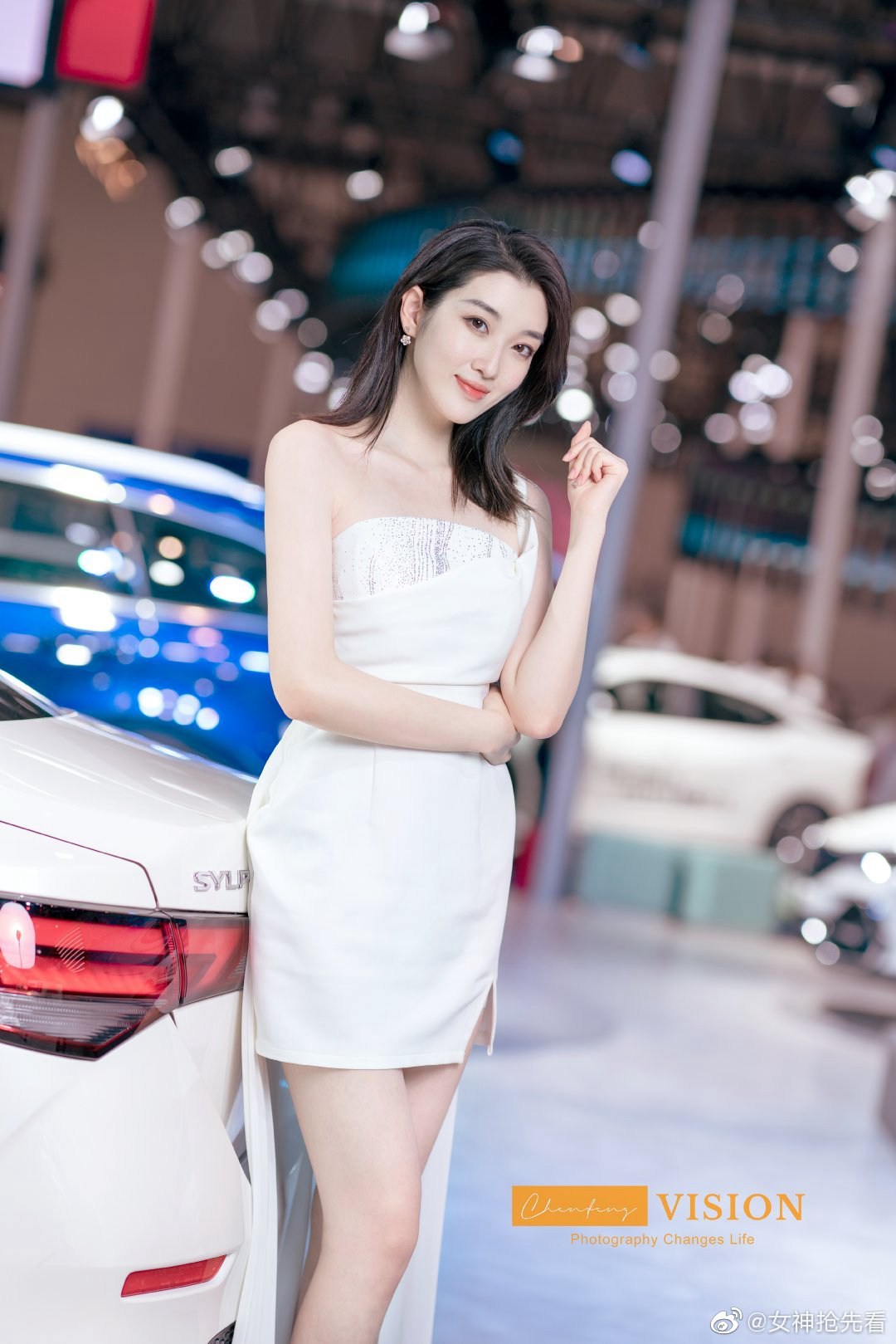 超短裤美女车模性感大长腿套图
