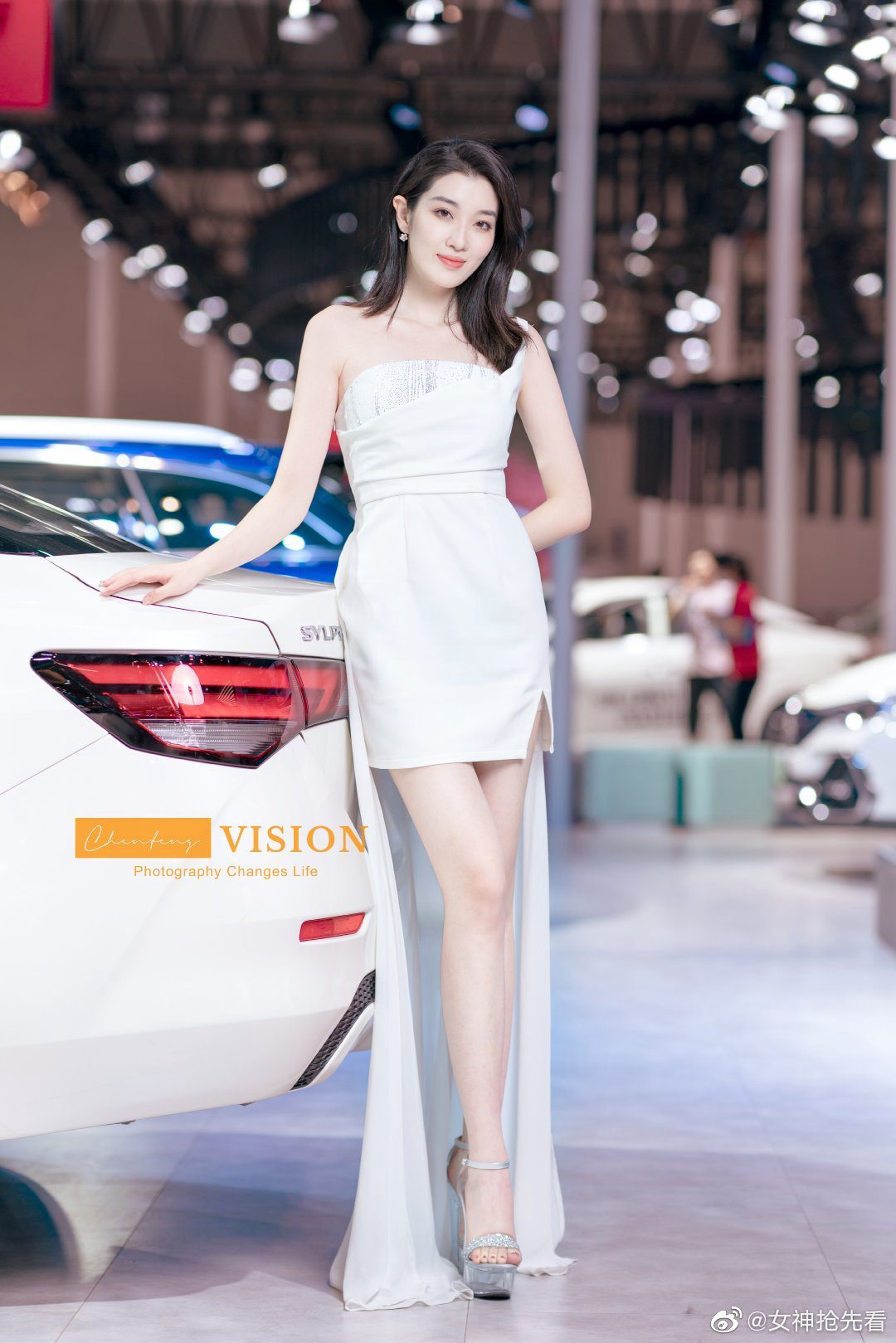 超短裤美女车模性感大长腿套图