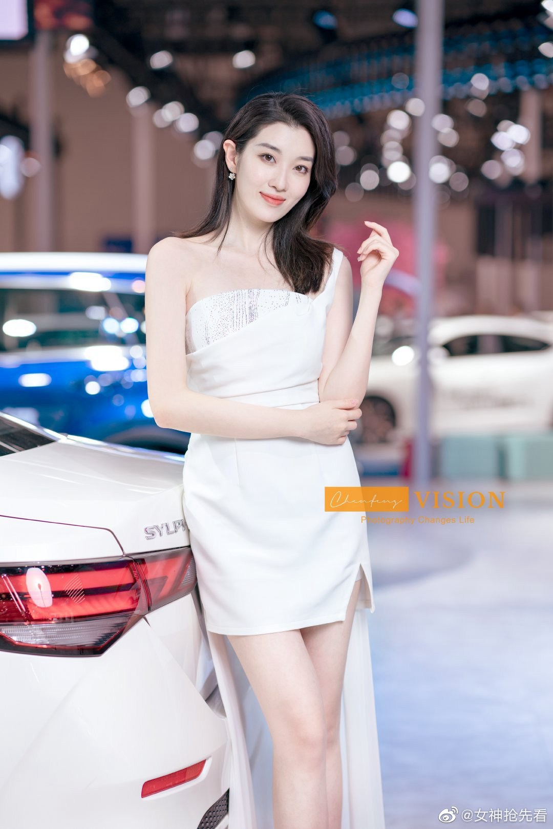 超短裤美女车模性感大长腿套图