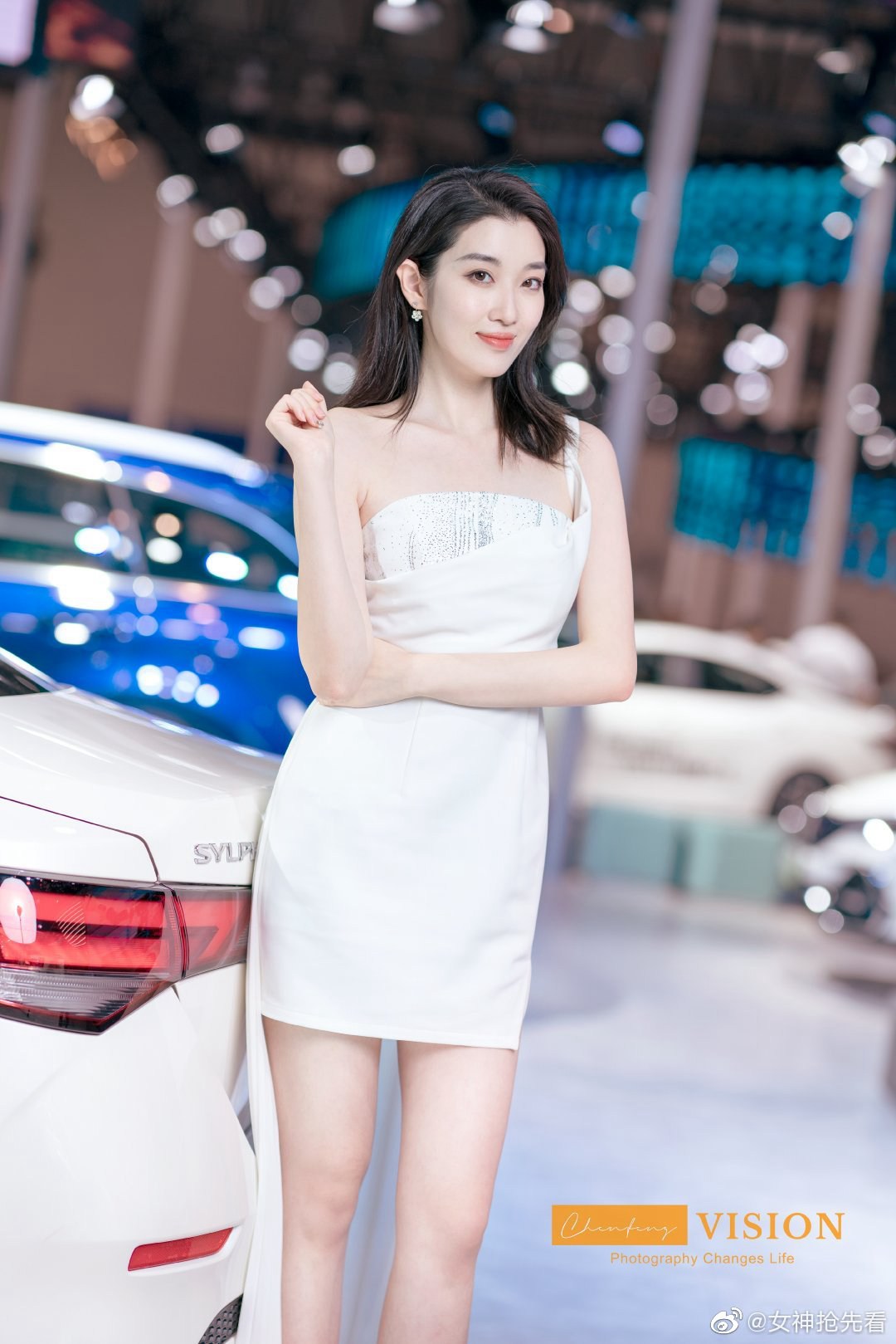 超短裤美女车模性感大长腿套图