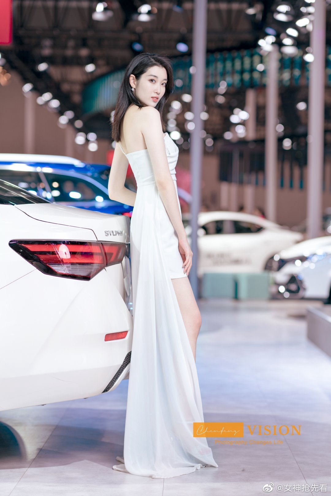 超短裤美女车模性感大长腿套图