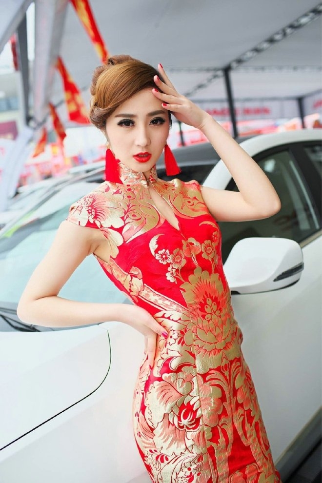红色旗袍美女车模前凸后翘私拍