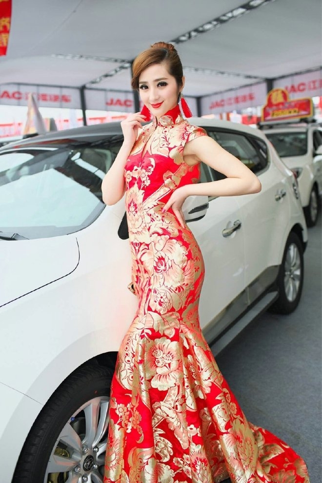红色旗袍美女车模前凸后翘私拍