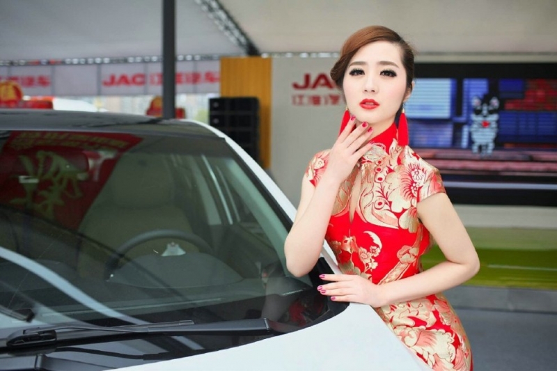 红色旗袍美女车模前凸后翘私拍