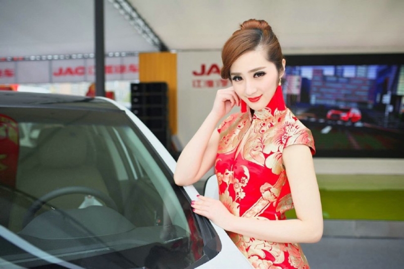 红色旗袍美女车模前凸后翘私拍