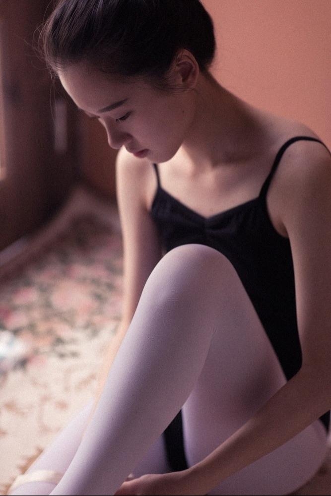 芭蕾舞小姐姐白丝美腿私房写真