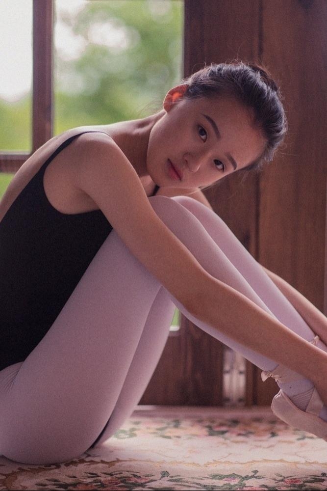 芭蕾舞小姐姐白丝美腿私房写真