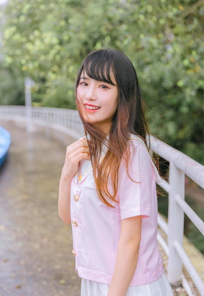 粉嫩小女生jk制服白丝美腿图片