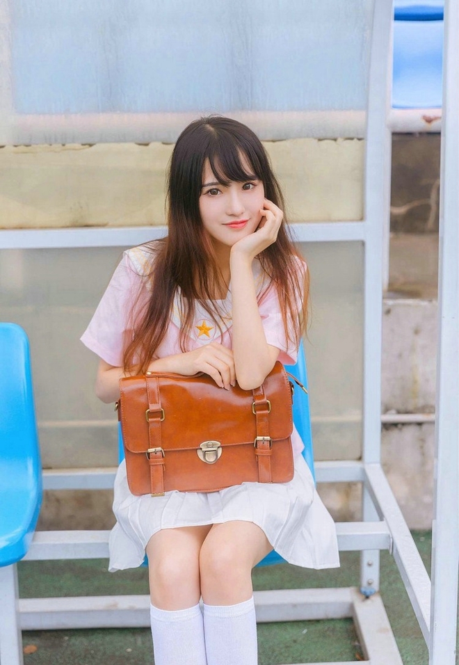 粉嫩小女生jk制服白丝美腿图片