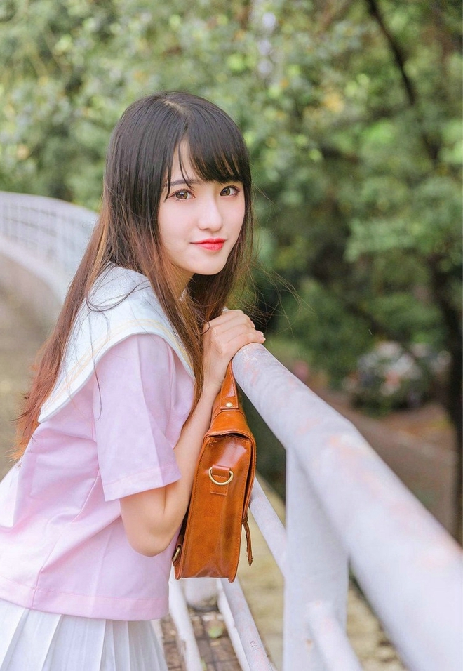 粉嫩小女生jk制服白丝美腿图片