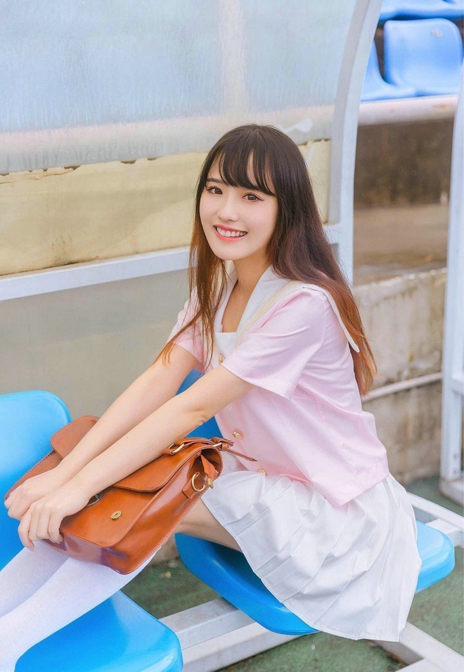 粉嫩小女生jk制服白丝美腿图片