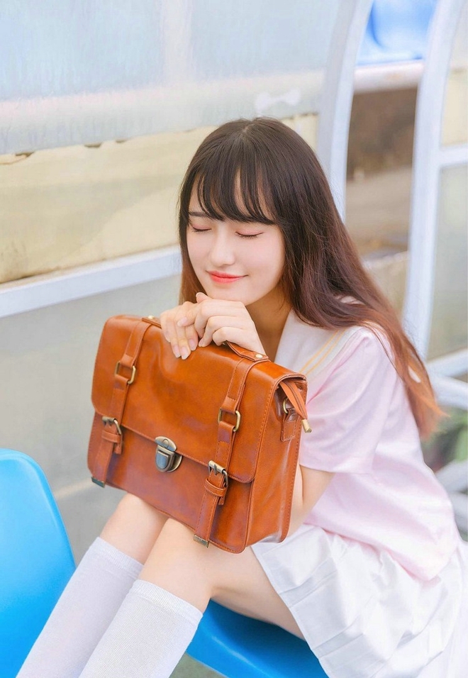 粉嫩小女生jk制服白丝美腿图片
