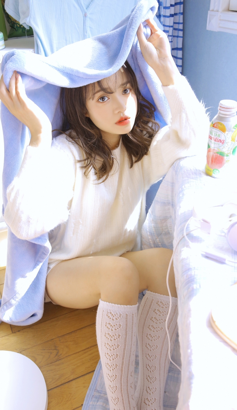 可爱萝莉白丝美腿室内个人写真