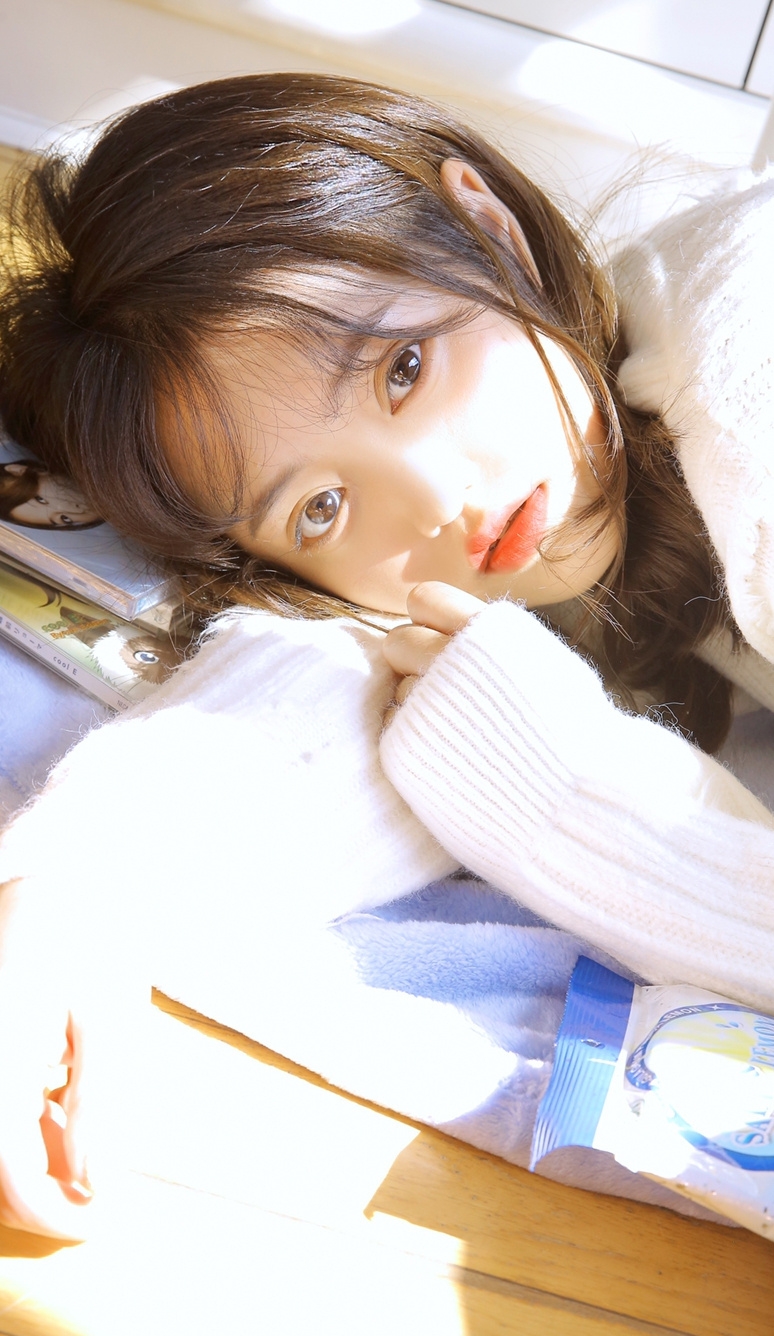 可爱萝莉白丝美腿室内个人写真