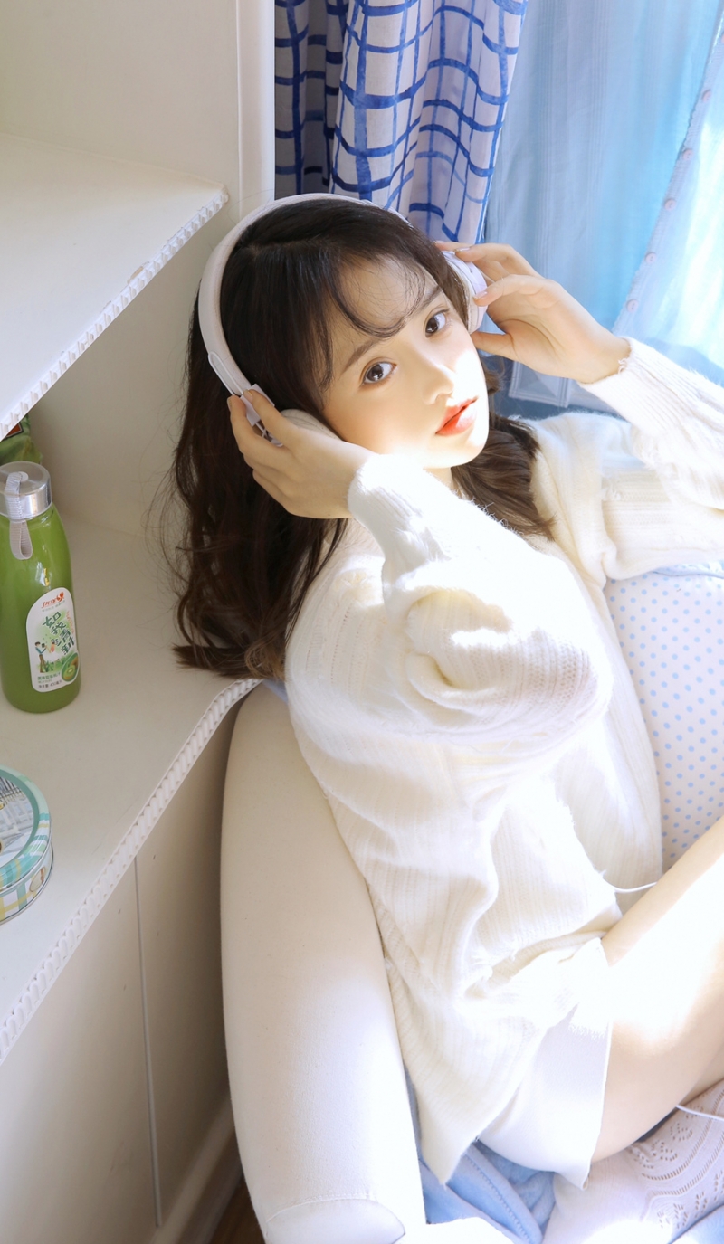 可爱萝莉白丝美腿室内个人写真