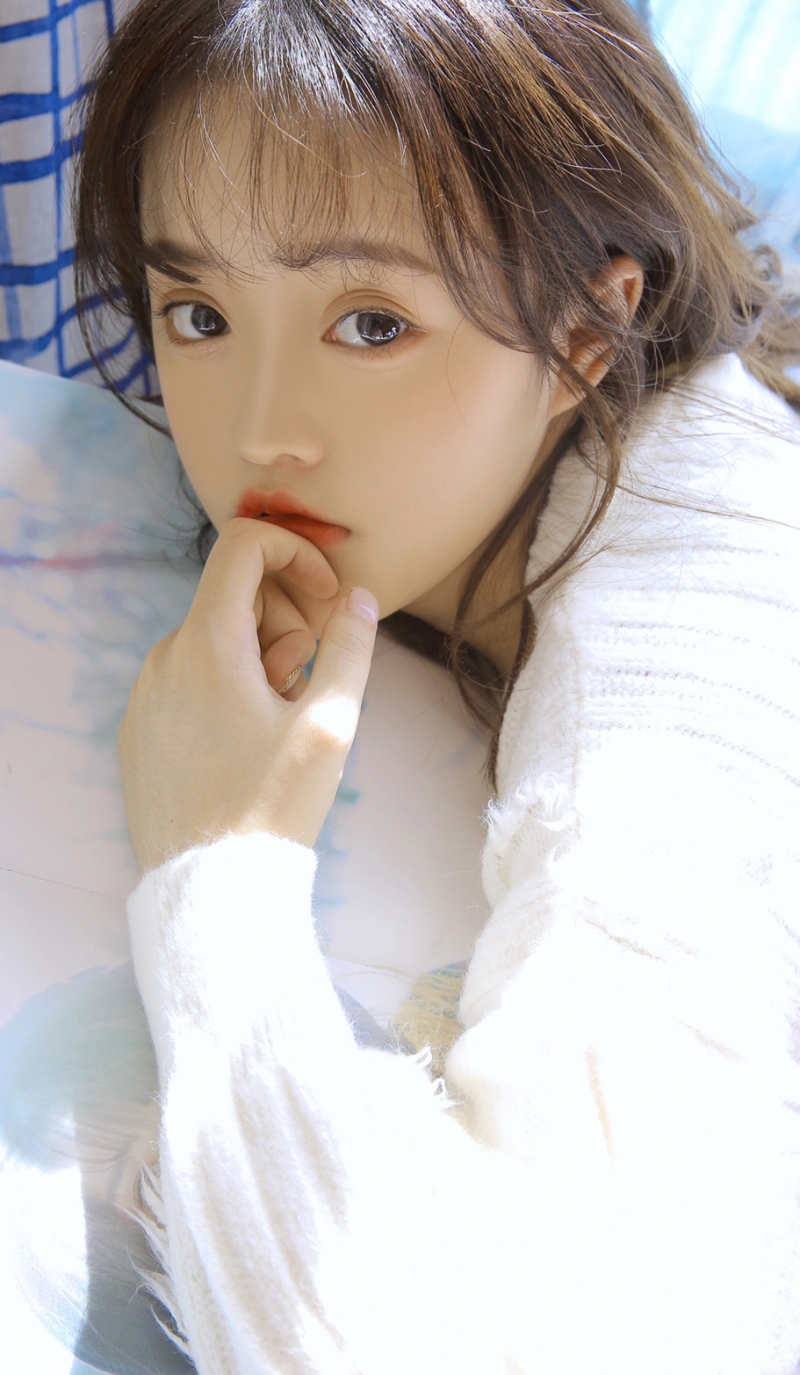 可爱萝莉白丝美腿室内个人写真