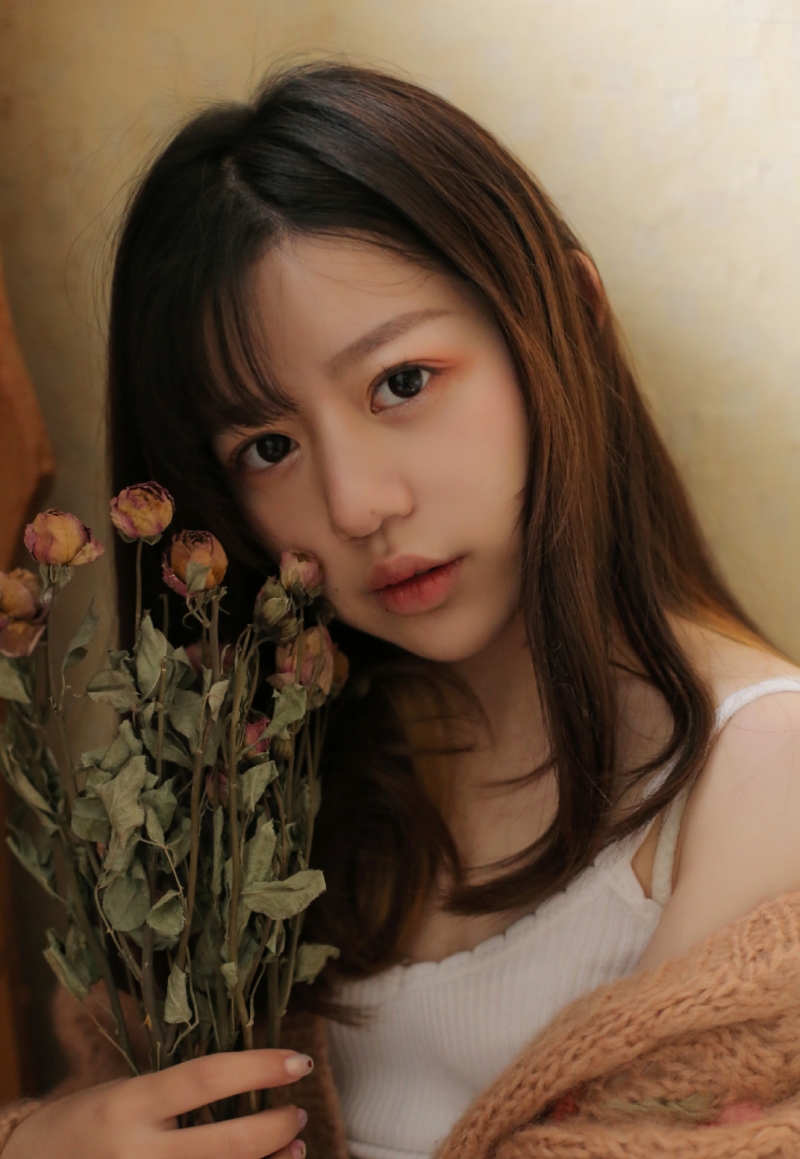 长发美女白丝美腿欣长水润图片