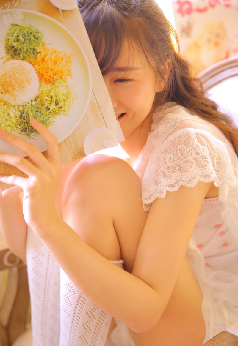 超短裤萌妹子白丝美腿室内写真