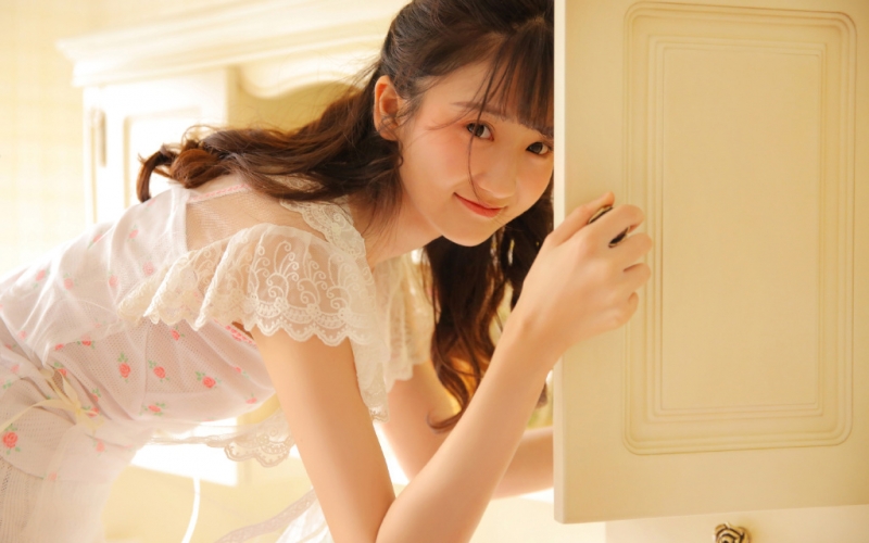 超短裤萌妹子白丝美腿室内写真