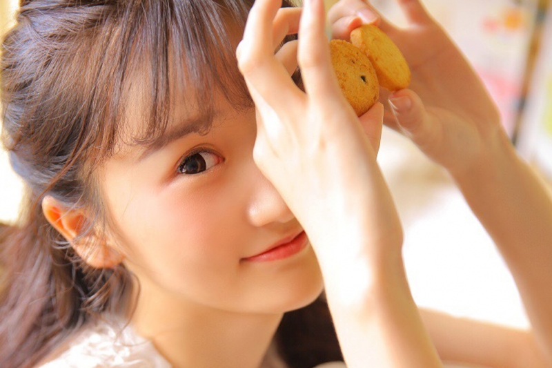 超短裤萌妹子白丝美腿室内写真
