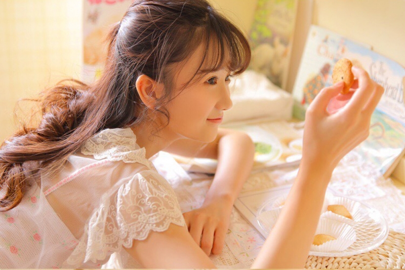 超短裤萌妹子白丝美腿室内写真