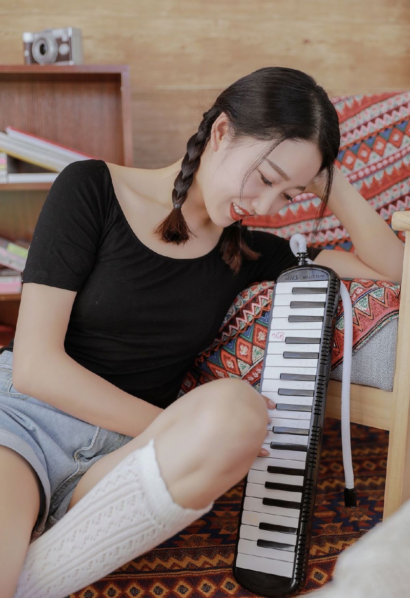 清纯美女牛仔热裤白丝美腿图片