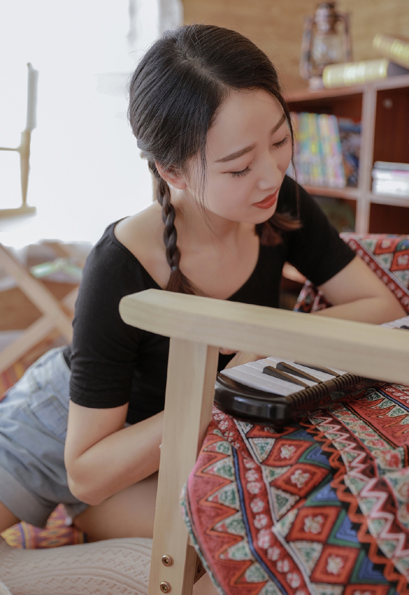 清纯美女牛仔热裤白丝美腿图片