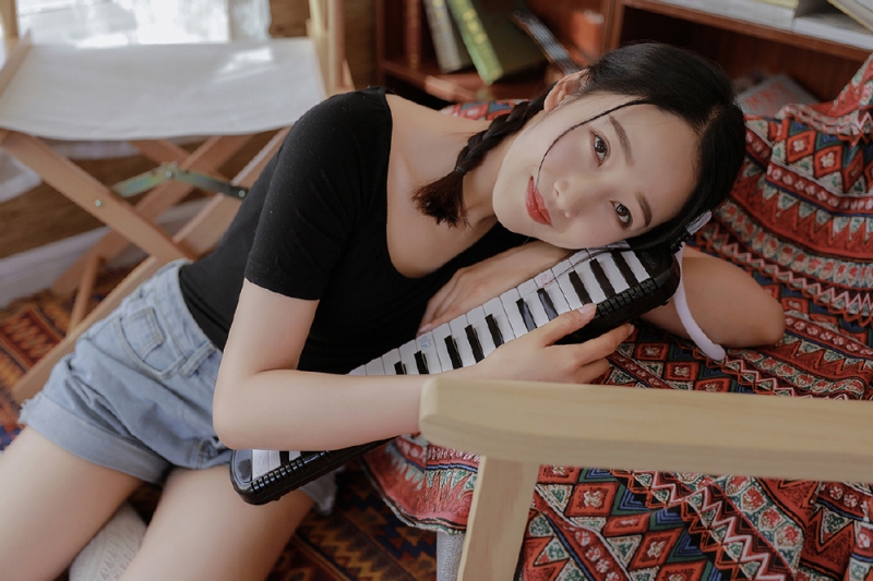 清纯美女牛仔热裤白丝美腿图片