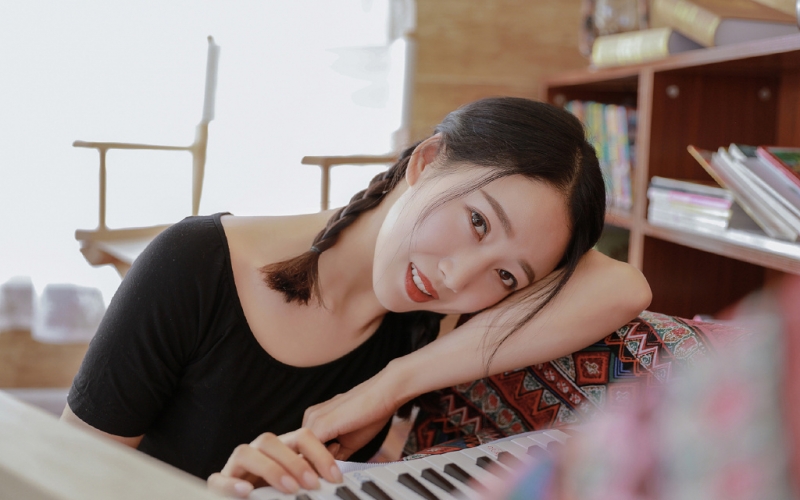 清纯美女牛仔热裤白丝美腿图片
