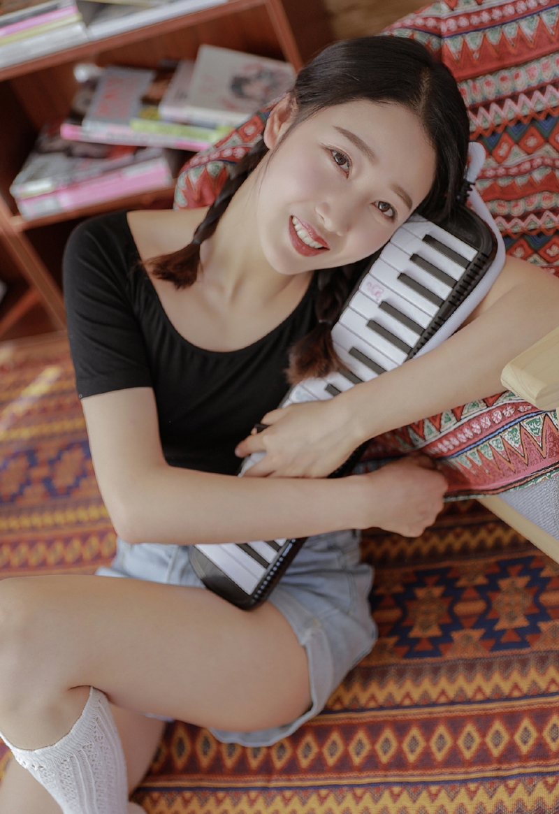 清纯美女牛仔热裤白丝美腿图片