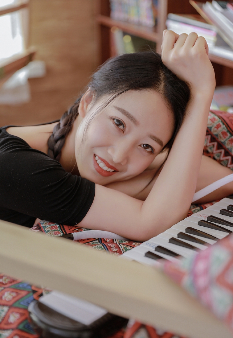 清纯美女牛仔热裤白丝美腿图片