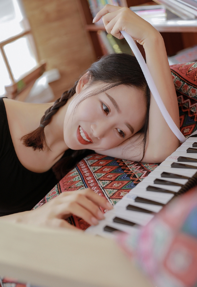 清纯美女牛仔热裤白丝美腿图片
