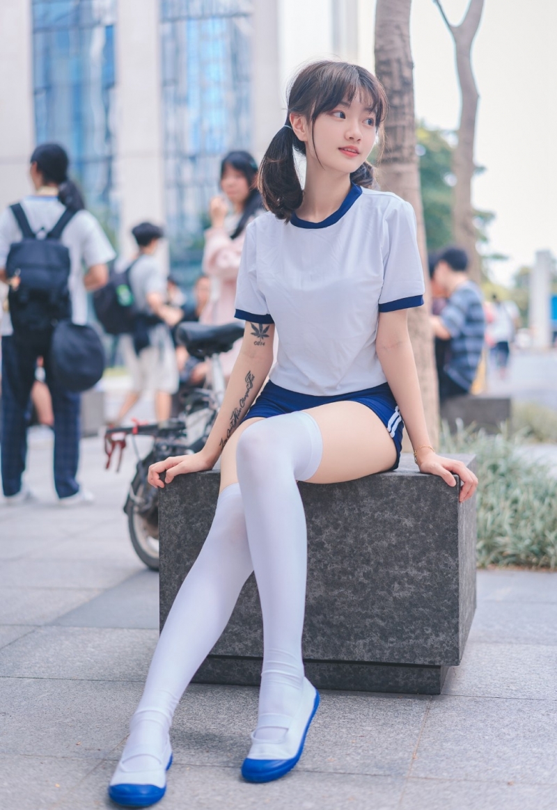 元气少女白丝美腿室内个人写真